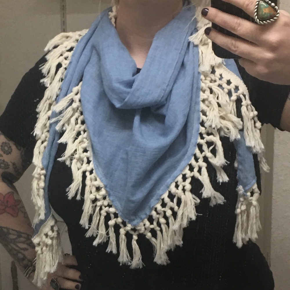 NWT❄️ STEVE MADDEN -adorable scarf with fringe